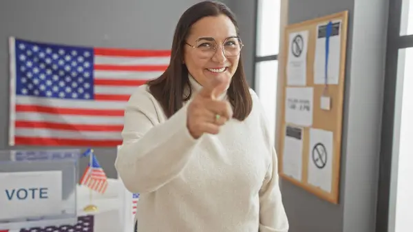 Hispanic Woman Pointing Indoors Usa Electoral College American Flag Smiling — Stock Photo, Image