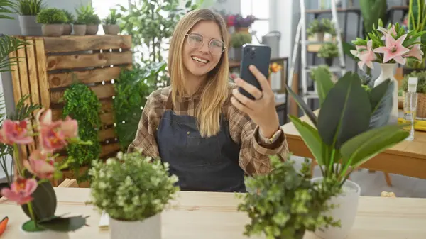 Mujer Rubia Tomando Selfie Verde Acogedora Tienda Flores Con Plantas —  Fotos de Stock
