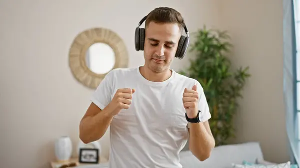 Genç Spanyol Adam Rahat Bir Oturma Odasında Kulaklıkla Müzik Dinlemekten — Stok fotoğraf