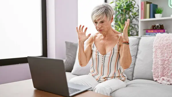 Mature Woman Feeling Frustrated Using Laptop Her Cozy Living Room — Stock Photo, Image