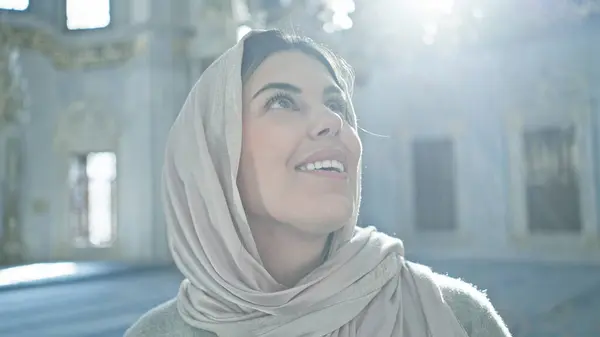 Mladá Dospělá Žena Hidžábu Vzhlížející Ozdobné Mešity Istanbulu Vyjadřující Pocit — Stock fotografie