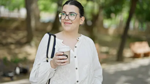 Genç Güzel Spanyol Kadın Gülümsüyor Parkta Kahve Içiyor — Stok fotoğraf