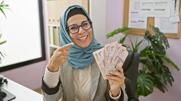 Mulher Sorridente Hijab Apontando Para Riyals Saudi Escritório Moderno — Fotografia de Stock