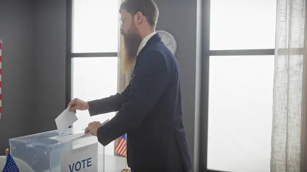 Ein Bärtiger Mann Anzug Wirft Einen Stimmzettel Eine Transparente Wahlurne — Stockfoto