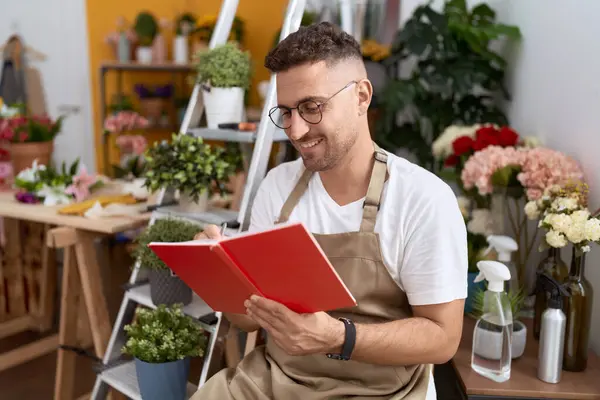 Young Hispanic Man Florist Smiling Confident Writing Notebook Flower Shop — ストック写真