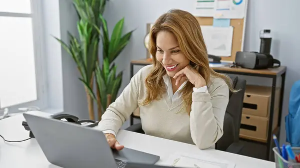 Una Mujer Hispana Sonriente Trabajando Con Confianza Interior Oficina Bien —  Fotos de Stock
