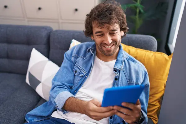 Jonge Spaanse Man Met Touchpad Zittend Bank Thuis — Stockfoto