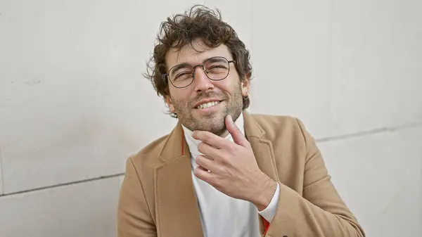 Knappe Spaanse Man Met Baard Bril Glimlachend Buitenwijk — Stockfoto