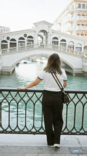 Young Woman Admires Venetian Inspired Architecture Qanat Quartier Qatar Bridge — Stock Photo, Image