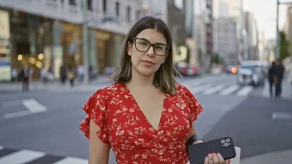 Mulher Hispânica Confiante Óculos Oferece Olhar Sério Vibrante Rua Cidade — Fotografia de Stock