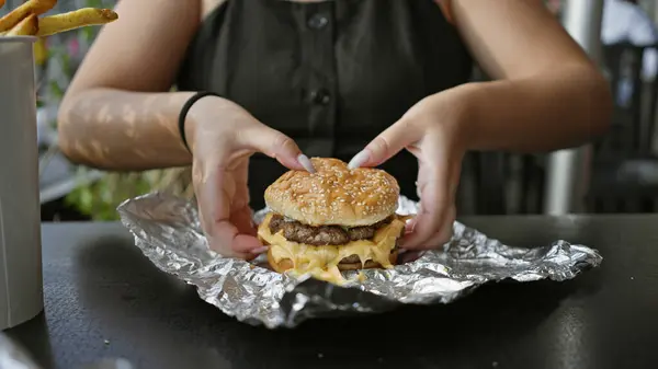 Close Das Mãos Uma Mulher Segurando Cheeseburger Ambiente Livre Transmitindo — Fotografia de Stock