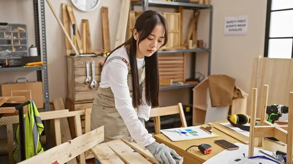 Young Asian Woman Meticulously Works Carpentry Workshop Surrounded Tools Wood — Stock Photo, Image