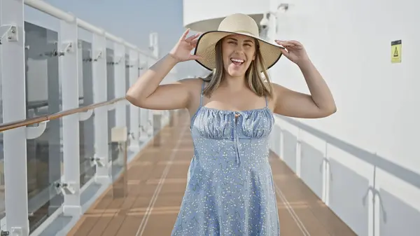 Mujer Sonriente Con Sombrero Disfrutando Sus Vacaciones Verano Una Cubierta —  Fotos de Stock