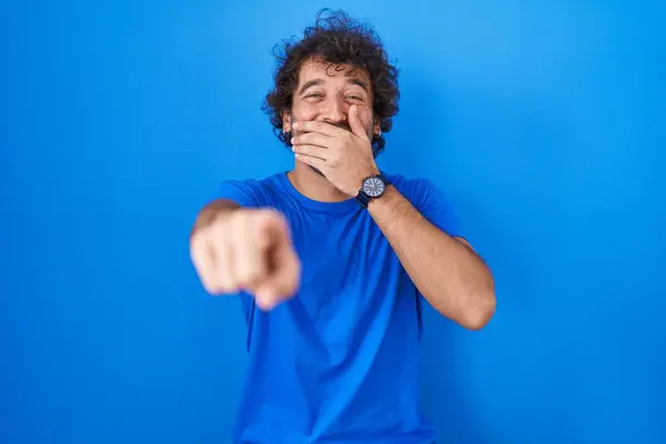 Латиноамериканец Стоящий Синем Фоне Смеющийся Над Тобой Указывающий Пальцем Камеру — стоковое фото
