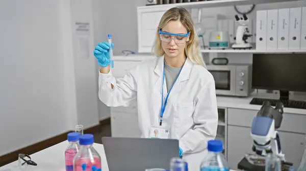 Focused Woman Scientist Examines Test Tube Modern Laboratory Setting — Stock Photo, Image