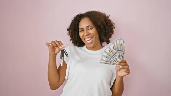 African American Woman Keys Money Pink Background — Stock Photo, Image
