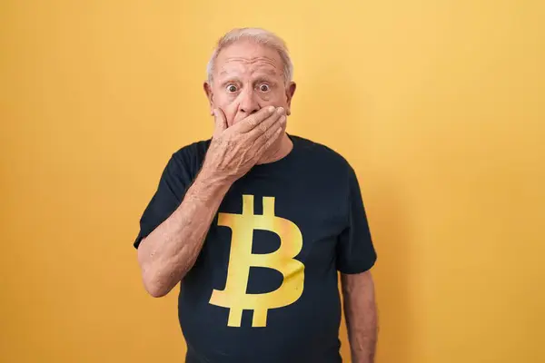 Starszy Mężczyzna Siwych Włosach Koszulce Bitcoinem Zaszokował Usta Dłońmi Przez — Zdjęcie stockowe
