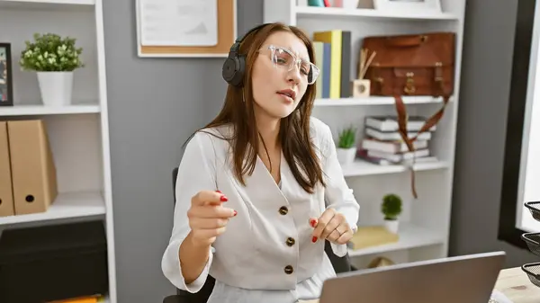 Eine Junge Geschäftsfrau Mit Brille Und Kopfhörer Lauscht Aufmerksam Ihrem — Stockfoto