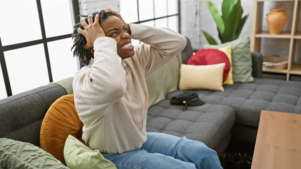 Jovem Afro Americana Estressada Com Dreadlocks Casa Sofá — Fotografia de Stock
