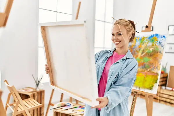 Jovem Mulher Branca Artista Sorrindo Confiante Olhando Desenhar Estúdio Arte — Fotografia de Stock