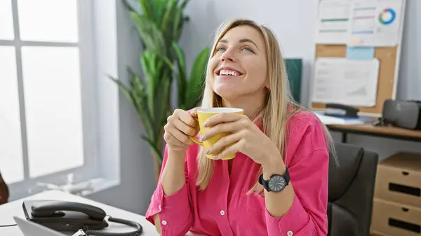 Smiling Young Woman Pink Shirt Enjoys Coffee Break Office Desk — Stock Photo, Image