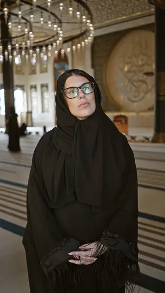 Una Donna Contemplativa Hijab Ammira Interno Ornato Una Moschea Doha — Foto Stock