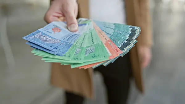 Man Met Maleisische Ringgit Bankbiljetten Een Stedelijke Straat — Stockfoto