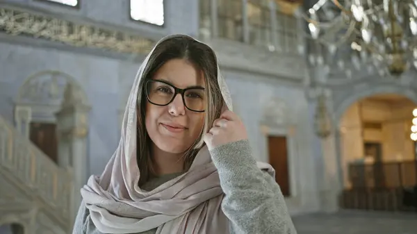 Lächelnde Frau Mit Brille Und Hidschab Einem Verzierten Moscheeinneren Das — Stockfoto