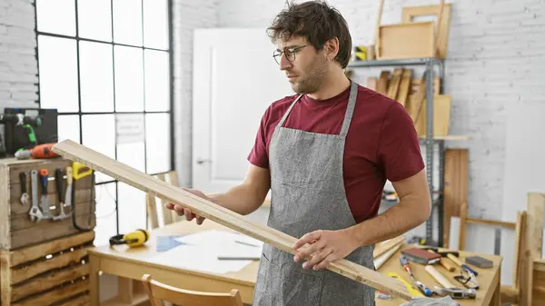 Hispanic Man Inspects Wood Sunny Carpentry Workshop Wearing Apron Glasses — Stock Photo, Image