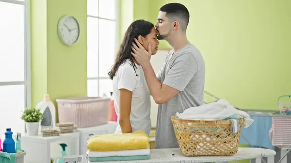 Mooi Paar Samen Liefde Delen Klusjes Wasruimte Uiten Hun Relatie — Stockfoto