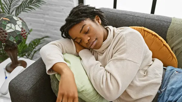 Young African American Woman Dreadlocks Asleep Cozy Sofa Modern Living — Stock Photo, Image
