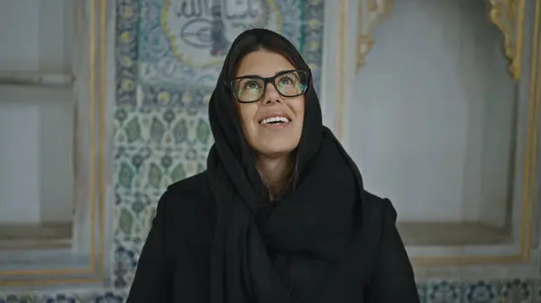 Joyful Woman Glasses Wearing Hijab Stands Ornate Turkish Palace Featuring — Stock Photo, Image
