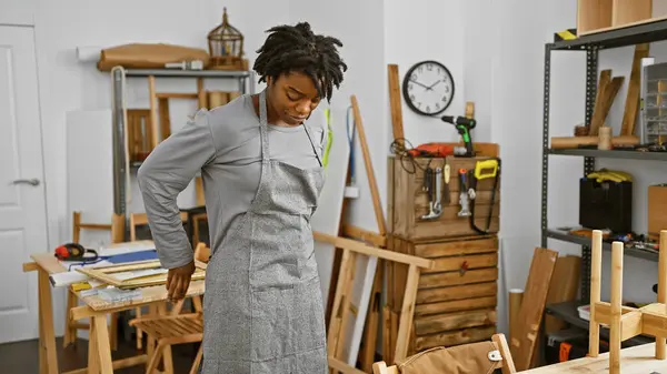 Young African American Woman Dreadlocks Wearing Apron Stands Thoughtfully Carpentry — Stock Photo, Image