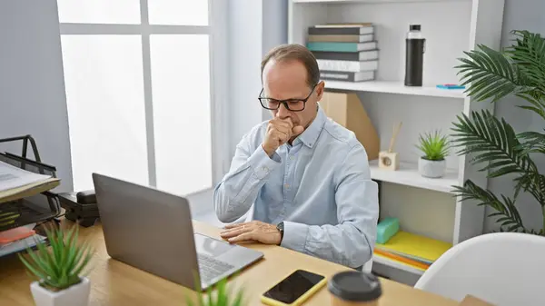 Concerned Middle Age Man Coughing Hard Working Business Man Fights — Stock Photo, Image