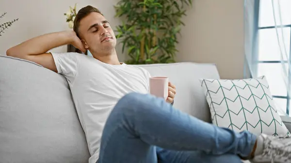 Relaxado Jovem Hispânico Homem Desfrutando Café Ambiente Acolhedor Sala Estar — Fotografia de Stock