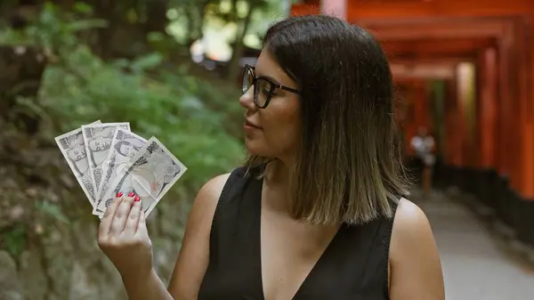 Великолепная Латиноамериканка Очках Берёт Верх Над Финансами Держа Руках Банкноты — стоковое фото