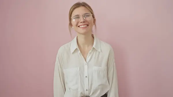 Uśmiechnięta Młoda Biała Kobieta Okularach Różowym Tle Ucieleśniająca Piękno Szczęście — Zdjęcie stockowe
