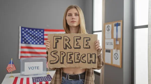 Běloška Nápisem Svoboda Projevu Před Americkou Vlajkou Volebním Středisku — Stock fotografie
