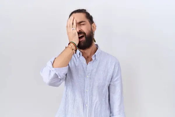 Hispánec Plnovousem Sobě Měl Neformální Košili Unaveně Zakrýval Půlku Obličeje — Stock fotografie