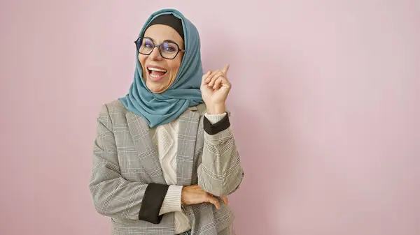 Uma Mulher Alegre Meia Idade Hijab Óculos Posa Contra Fundo — Fotografia de Stock