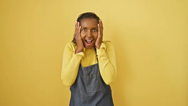 Surprised African Woman Hands Her Head Yellow Background Expressing Emotion — Stock Photo, Image