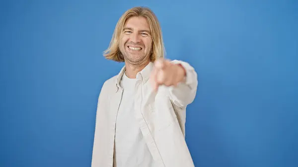 Handsome Blond Man Pointing Smiling Solid Blue Background Personifying Confidence — Stock Photo, Image