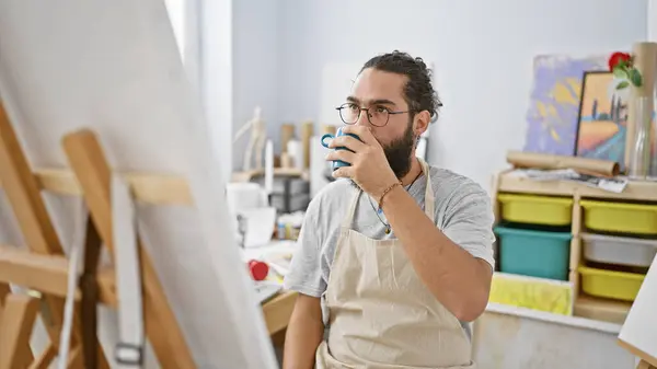 Hombre Hispano Guapo Bebiendo Café Brillante Estudio Arte Interior — Foto de Stock