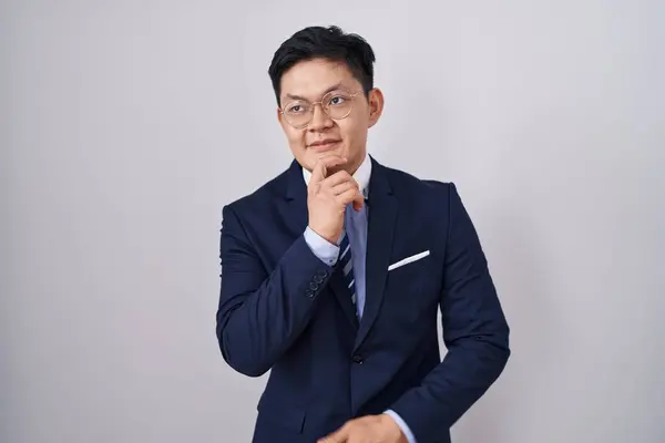 Junger Asiatischer Mann Businessanzug Und Krawatte Die Hand Kinn Nachdenklich — Stockfoto
