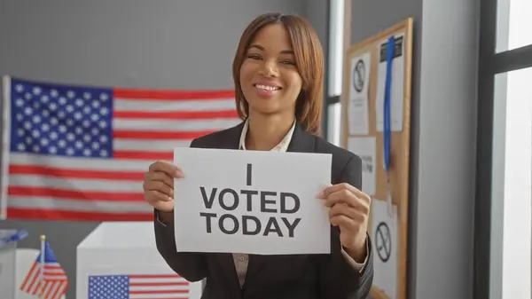 Uśmiechnięta Afroamerykanka Dumą Trzyma Tabliczkę Głosowałem Dzisiaj Naszym Centrum Wyborczym — Zdjęcie stockowe