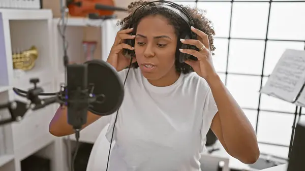 Afrikalı Amerikalı Kadın Stüdyoda Vokal Kaydı Yapıyor — Stok fotoğraf