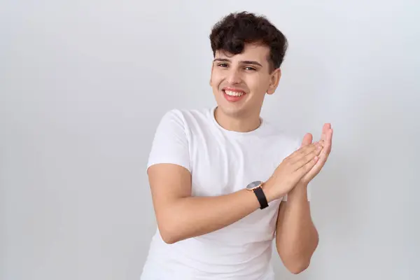 Jonge Niet Binaire Man Draagt Casual Wit Shirt Klappend Applaudisserend — Stockfoto
