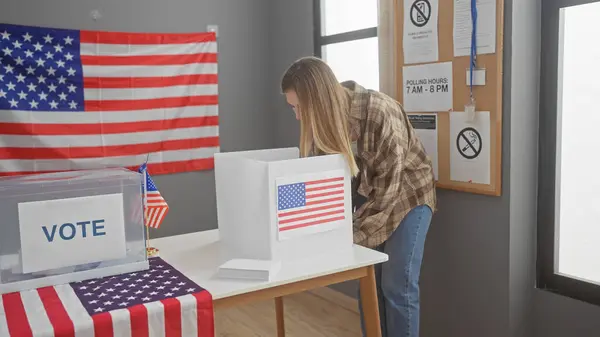 Młoda Kobieta Oddaje Głos Lokalu Wyborczym Usa Amerykańską Flagą Tle — Zdjęcie stockowe