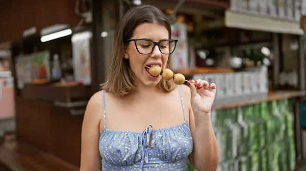 Schöne Hispanische Frau Brille Die Einen Traditionellen Japanischen Sesamball Auf Stockfoto