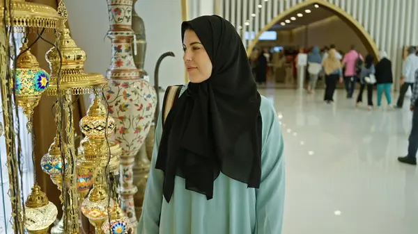 Eine Lächelnde Frau Hijab Bewundert Kunstvolle Laternen Einem Geschäftigen Abu Stockbild